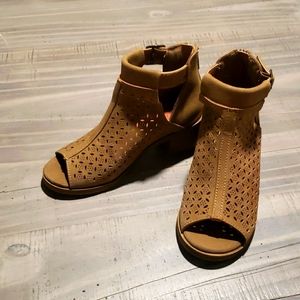 Girls Laser Cut Peep Toe Sandals